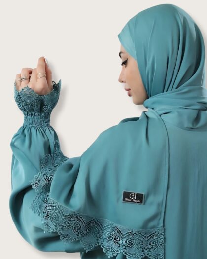 عباية ساتان مع أكمام دنتيل عريض