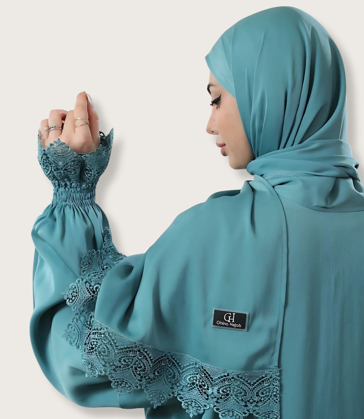 عباية ساتان مع أكمام دنتيل عريض