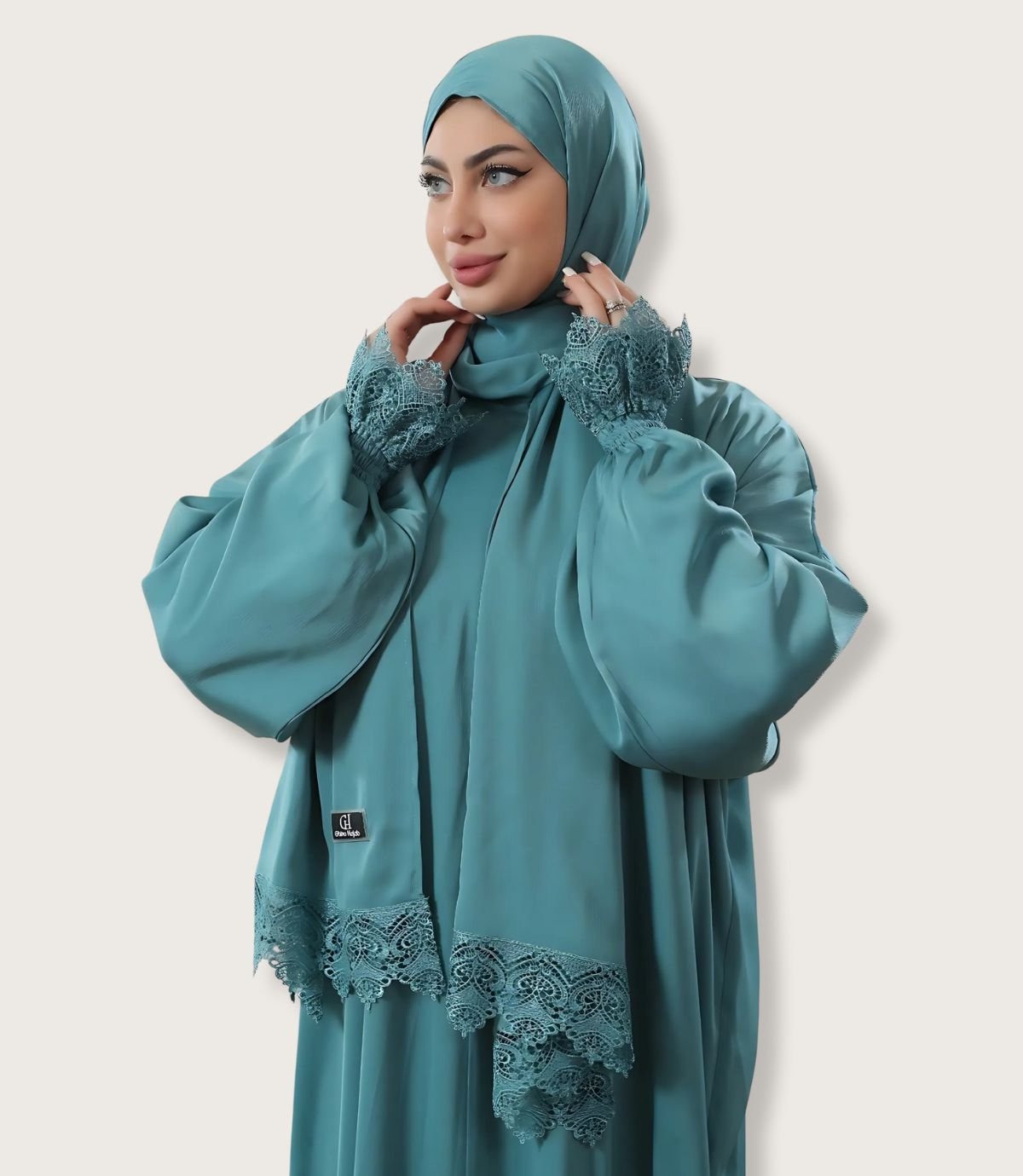 عباية ساتان مع أكمام دنتيل عريض - الصورة 2