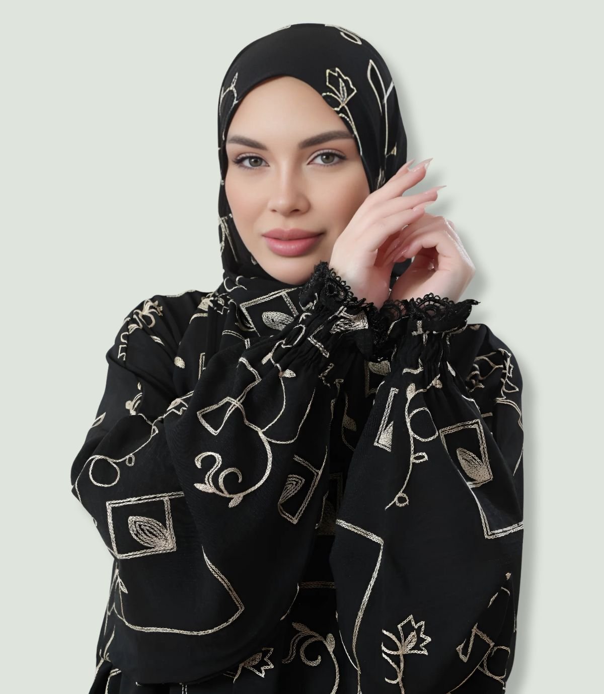 عباية مطرزة مع أكمام دنتيل رفيع